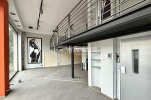 NEGOZIO IN CENTRO SU DUE LIVELLI