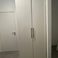 armadio due ante con 3 ampi cassetti scorrevoli