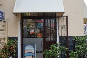 Pizzeria d'asporto con posti a sedere