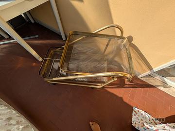 Carrello bar vintage in metallo dorato con ripiani