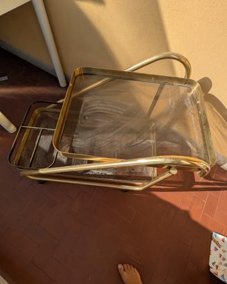 Carrello bar vintage in metallo dorato con ripiani