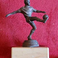statuetta metallo calciatore  vintage 