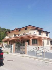Villa di 326 m² con più di 5 locali e box auto dop
