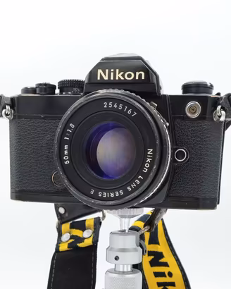 Nikon FE (o FM) nera con Obiettivo Nikon Series E