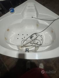 Vasca idromassaggio angolare pannellabile