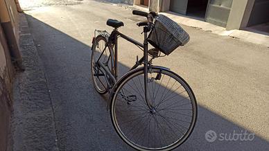 Bicicletta vintage con cestino e portapacchi