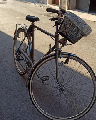 Bicicletta vintage con cestino e portapacchi