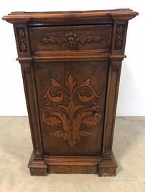 Antico comodino con anta intarsiata