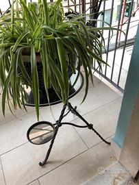 Porta oggetti  di ferro battuto .