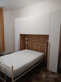Armadio a ponte e letto da una piazza e mezza