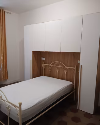 Armadio a ponte e letto da una piazza e mezza
