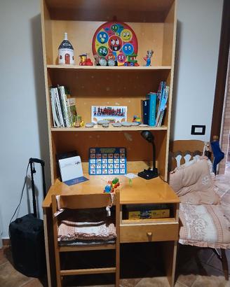 libreria ,scrivania,sedia