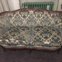 Salotto imbottito con struttura in legno scolpito