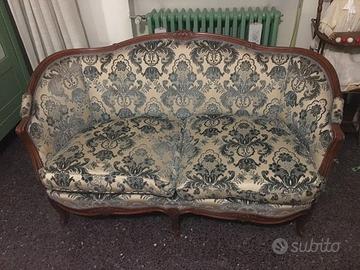 Salotto imbottito con struttura in legno scolpito