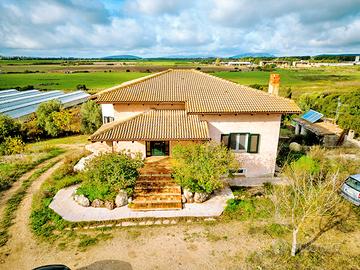 Azienda agricola con villa