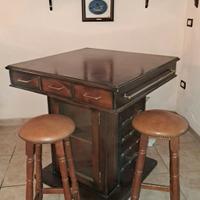 Bancone bar con sgabelli