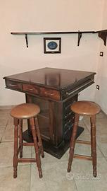 Bancone bar con sgabelli