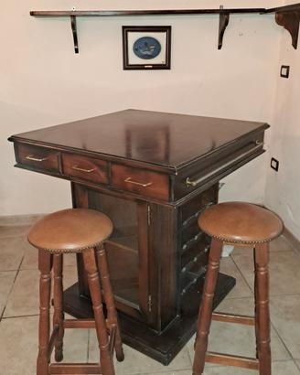 Bancone bar con sgabelli