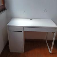 scrivania Ikea con cassetti 