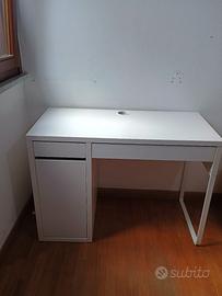scrivania Ikea con cassetti 