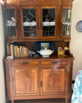 Credenza con alzata a vetri piombati