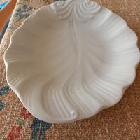 Piatto in porcellana bianca a forma di foglia