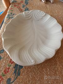 Piatto in porcellana bianca a forma di foglia