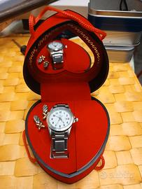orologio e orecchini 