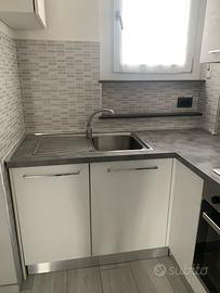 Cucina con elettrodomestici