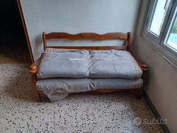 Divano a due posti con struttura in legno