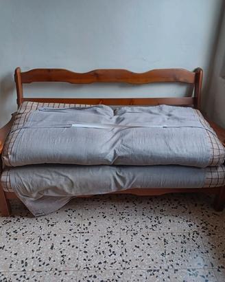 Divano a due posti con struttura in legno