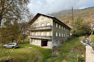 Ampia casa di montagna ex uso aziendale a Casargo