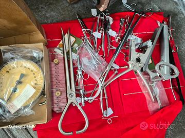 Set vintage di strumenti chirurgici