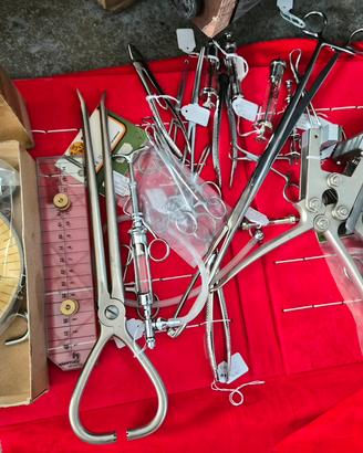 Set vintage di strumenti chirurgici
