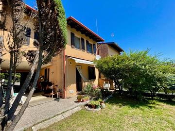 CASA A SCHIERA CON GIARDINO