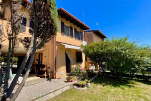 CASA A SCHIERA CON GIARDINO