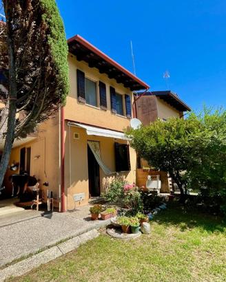 CASA A SCHIERA CON GIARDINO