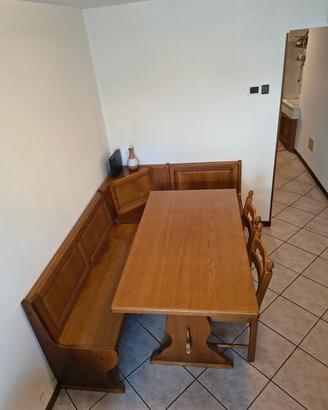 Tavolo con panca e 2 sedie