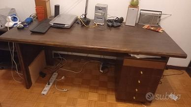 Scrivania in legno per ufficio