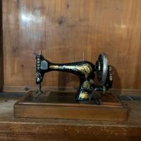 Macchina da cucire da tavolo Siger fine ottocento.