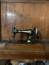 Macchina da cucire da tavolo Siger fine ottocento.