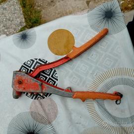 rivettatrice manuale a tre ugelli 