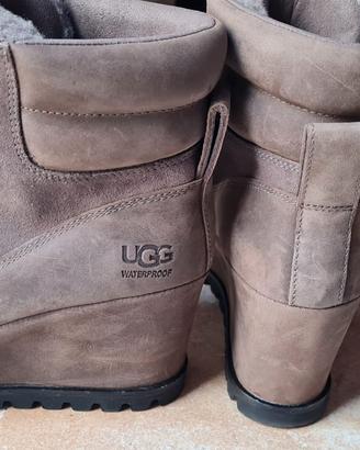 Stivaletti con Zeppa Fodera in Pelliccia Marca UGG