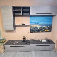 parete attrezzata Giulia con segni di umidità