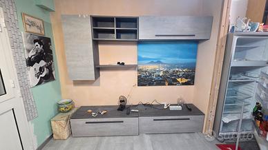 parete attrezzata Giulia con segni di umidità