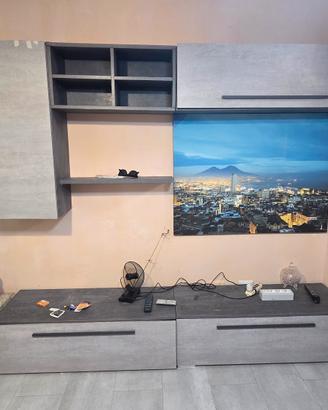 parete attrezzata Giulia con segni di umidità