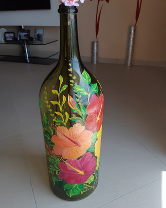 Vaso disegnato e colorato a mano