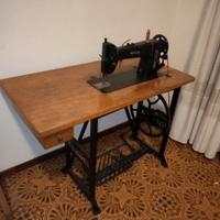 Macchina da cucire Necchi vintage a pedale