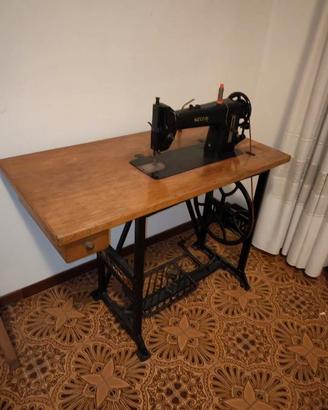 Macchina da cucire Necchi vintage a pedale