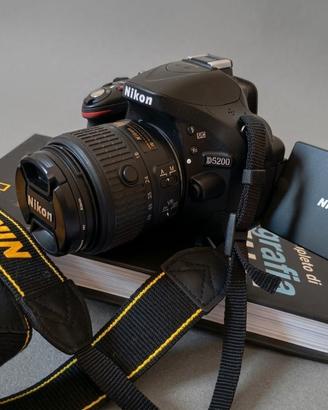 NIKON D5200 18-55 VR II Kit + MANFROTTO